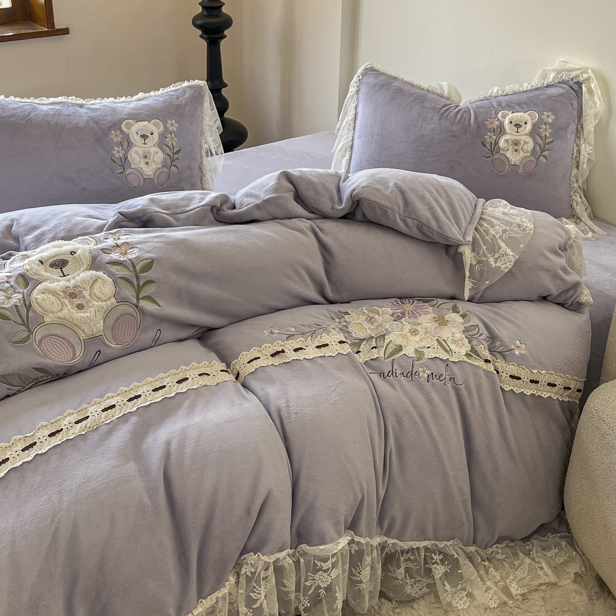 91家纺网 家纺一手货源 找家纺 新印象 2025新款全消光牛奶绒绣花活性印染四件套花梦小熊 花梦小熊-香芋紫