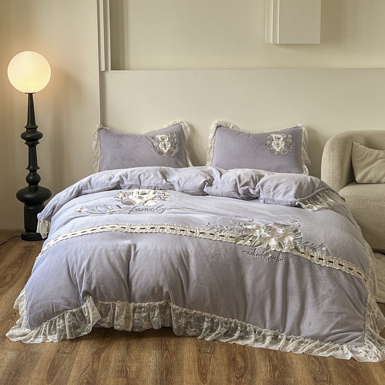 91家纺网 家纺一手货源 找家纺 新印象 2025新款全消光牛奶绒绣花活性印染四件套花梦小熊 花梦小熊-香芋紫