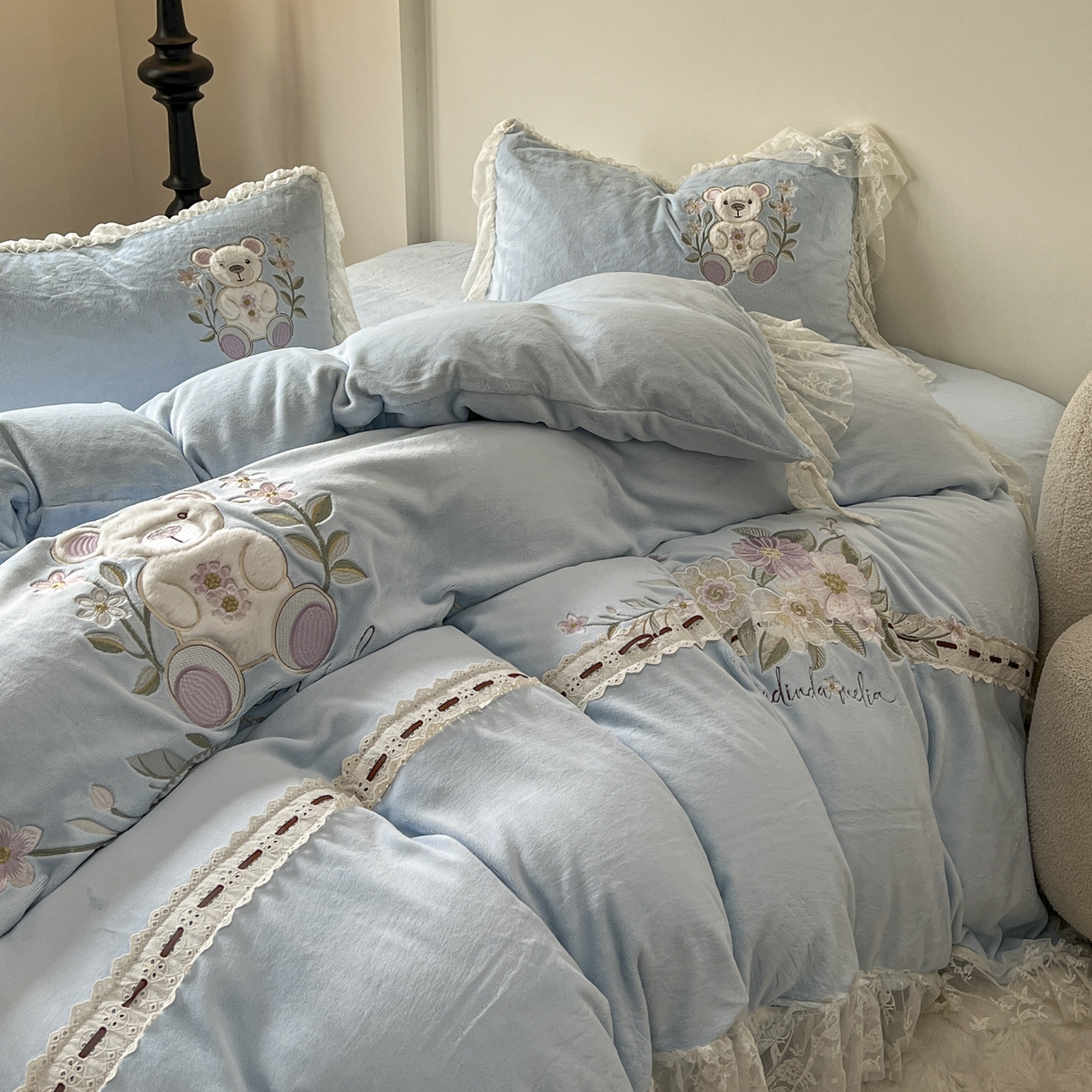 91家纺网 家纺一手货源 找家纺 新印象 2025新款全消光牛奶绒绣花活性印染四件套花梦小熊 花梦小熊-清新蓝