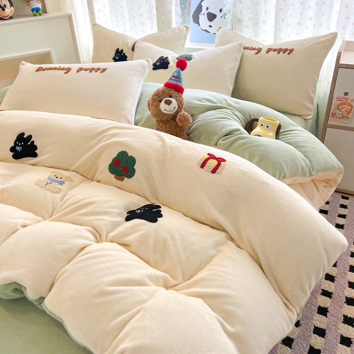 91家纺网 家纺一手货源 找家纺 寐居家纺 2025新款纯色毛巾绣牛奶绒四件套 萌物栖梦