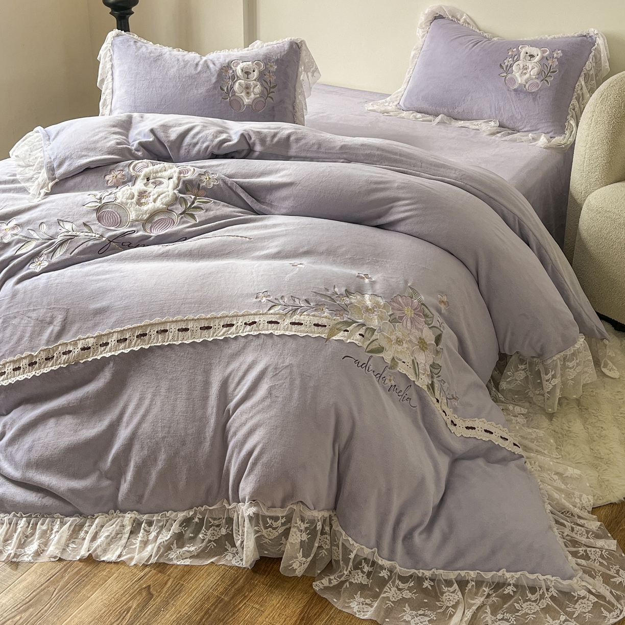 91家纺网 家纺一手货源 找家纺 新印象 2025新款全消光牛奶绒绣花活性印染四件套花梦小熊 花梦小熊-香芋紫