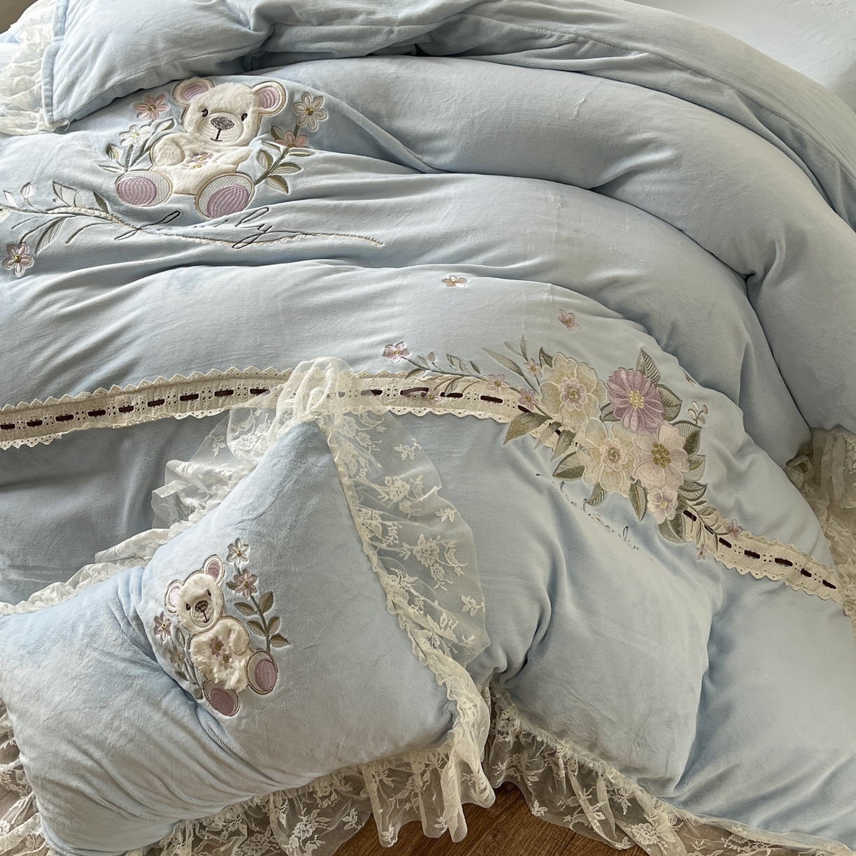 91家纺网 家纺一手货源 找家纺 （总）新印象 2025新款全消光牛奶绒绣花活性印染四件套花梦小熊