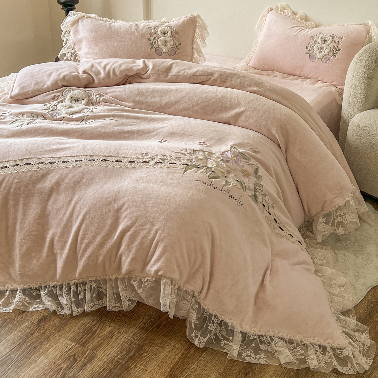 91家纺网 家纺一手货源 找家纺 新印象 2025新款全消光牛奶绒绣花活性印染四件套花梦小熊 花梦小熊-少女粉