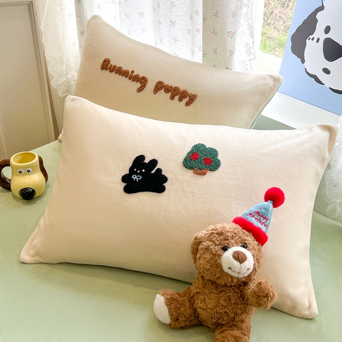 91家纺网 家纺一手货源 找家纺 寐居家纺 2025新款纯色毛巾绣牛奶绒四件套 萌物栖梦