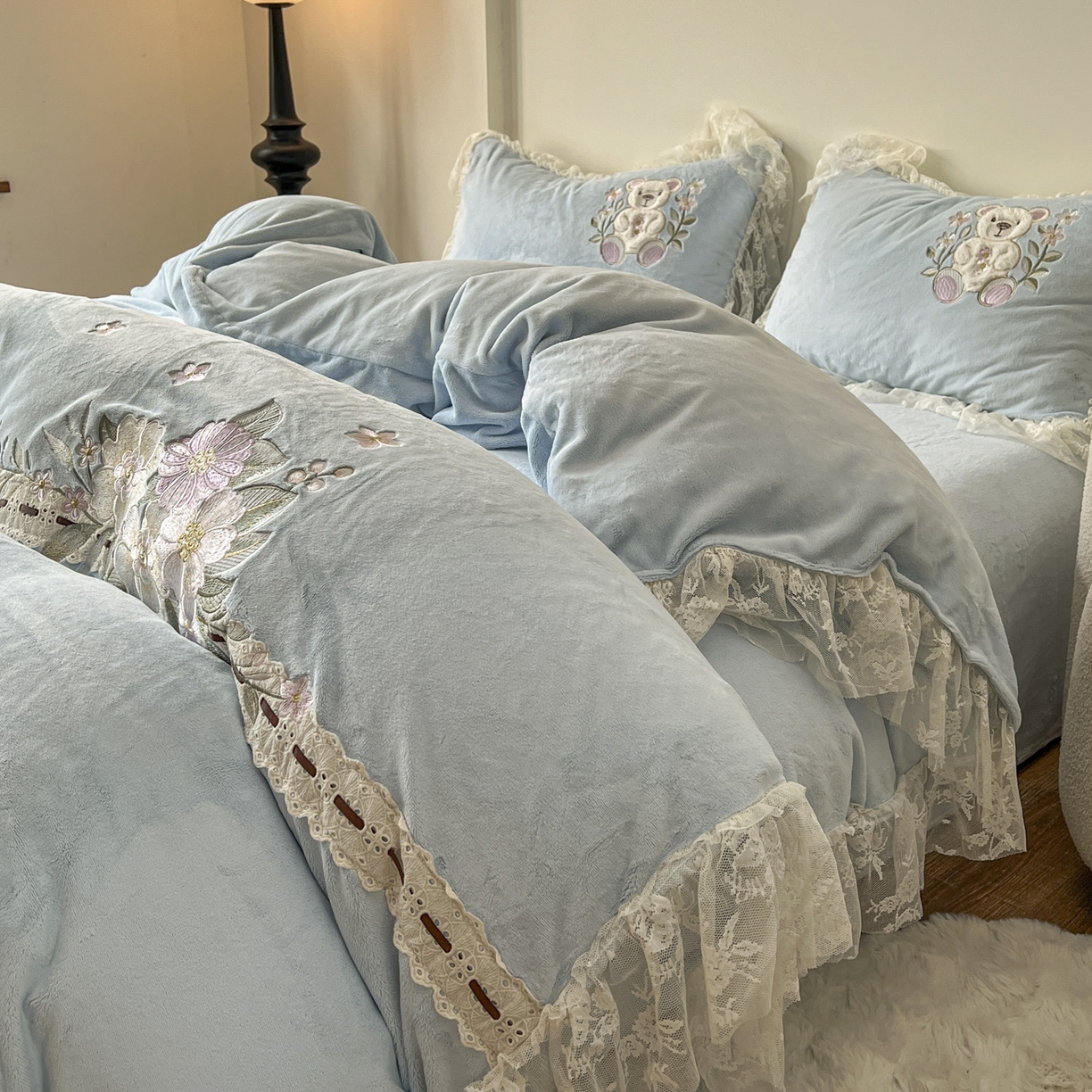 91家纺网 家纺一手货源 找家纺 新印象 2025新款全消光牛奶绒绣花活性印染四件套花梦小熊 花梦小熊-清新蓝