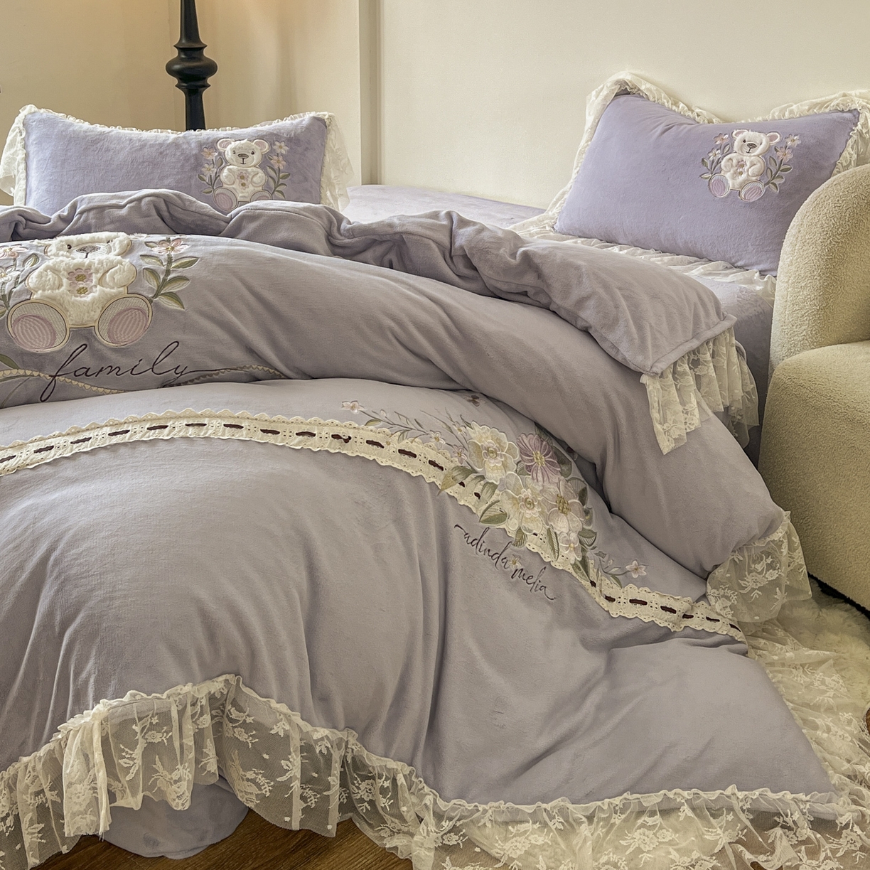 91家纺网 家纺一手货源 找家纺 新印象 2025新款全消光牛奶绒绣花活性印染四件套花梦小熊 花梦小熊-香芋紫