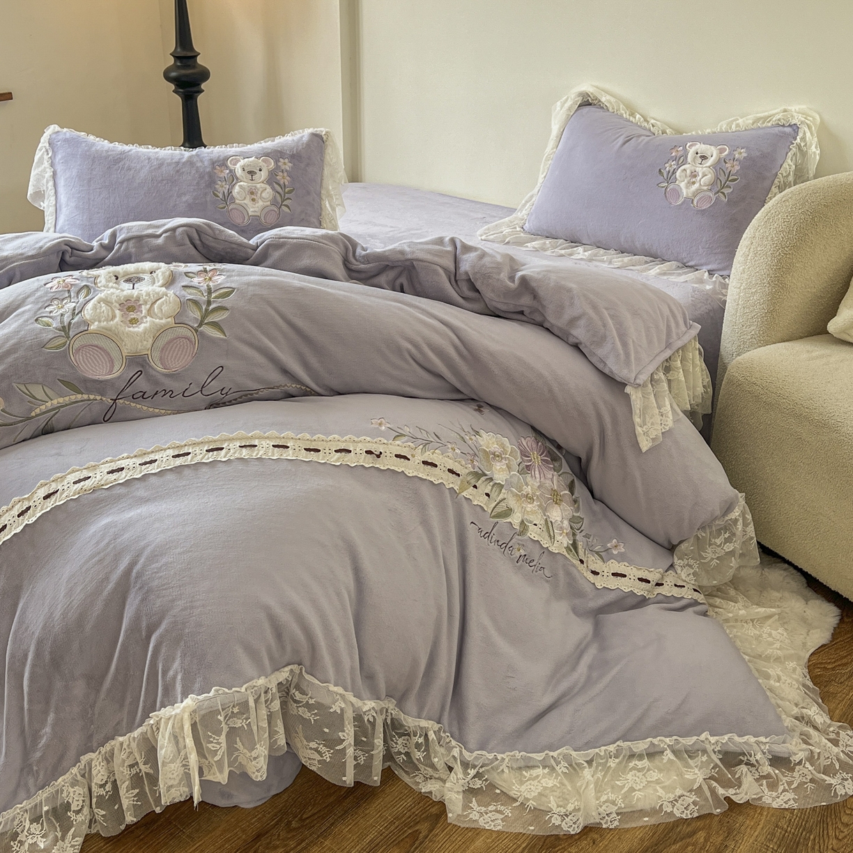 91家纺网 家纺一手货源 找家纺 新印象 2025新款全消光牛奶绒绣花活性印染四件套花梦小熊 花梦小熊-香芋紫