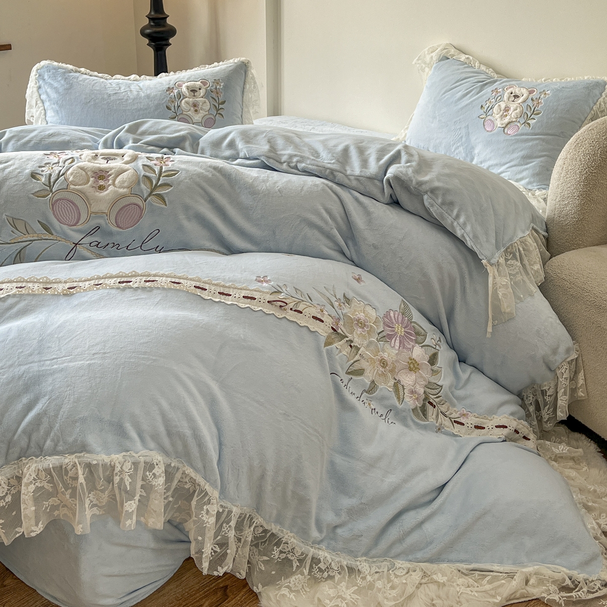 91家纺网 家纺一手货源 找家纺 （总）新印象 2025新款全消光牛奶绒绣花活性印染四件套花梦小熊