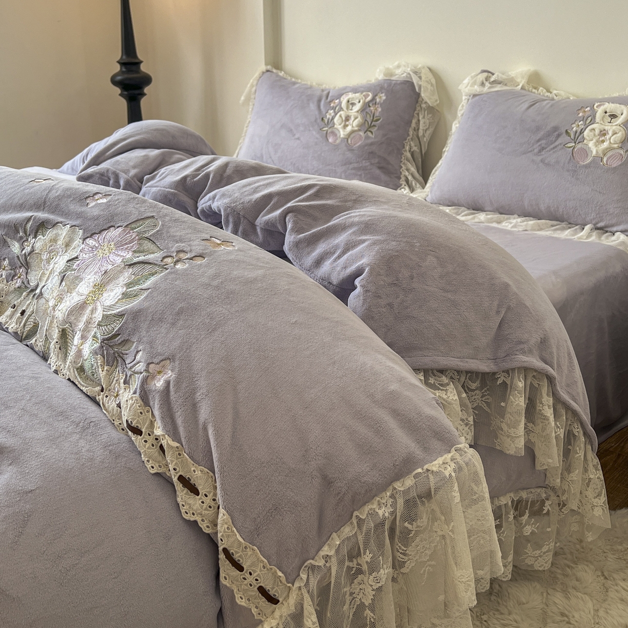 91家纺网 家纺一手货源 找家纺 新印象 2025新款全消光牛奶绒绣花活性印染四件套花梦小熊 花梦小熊-香芋紫