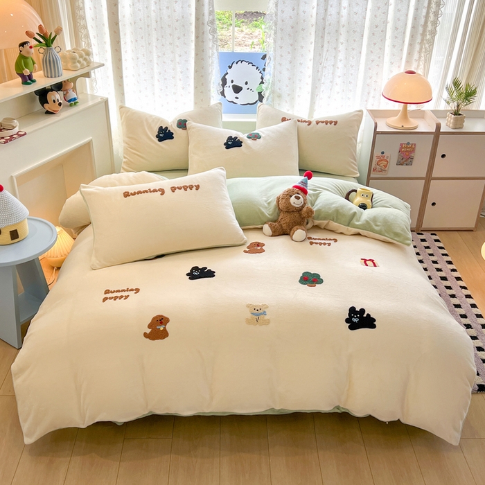 91家纺网 家纺一手货源 找家纺 寐居家纺 2025新款纯色毛巾绣牛奶绒四件套 萌物栖梦