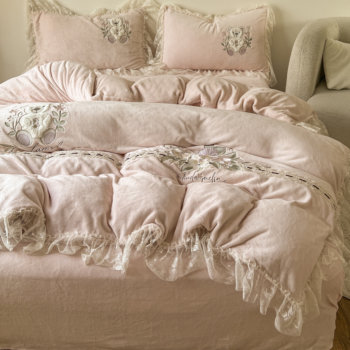 91家纺网 家纺一手货源 找家纺 新印象 2025新款全消光牛奶绒绣花活性印染四件套花梦小熊 花梦小熊-少女粉