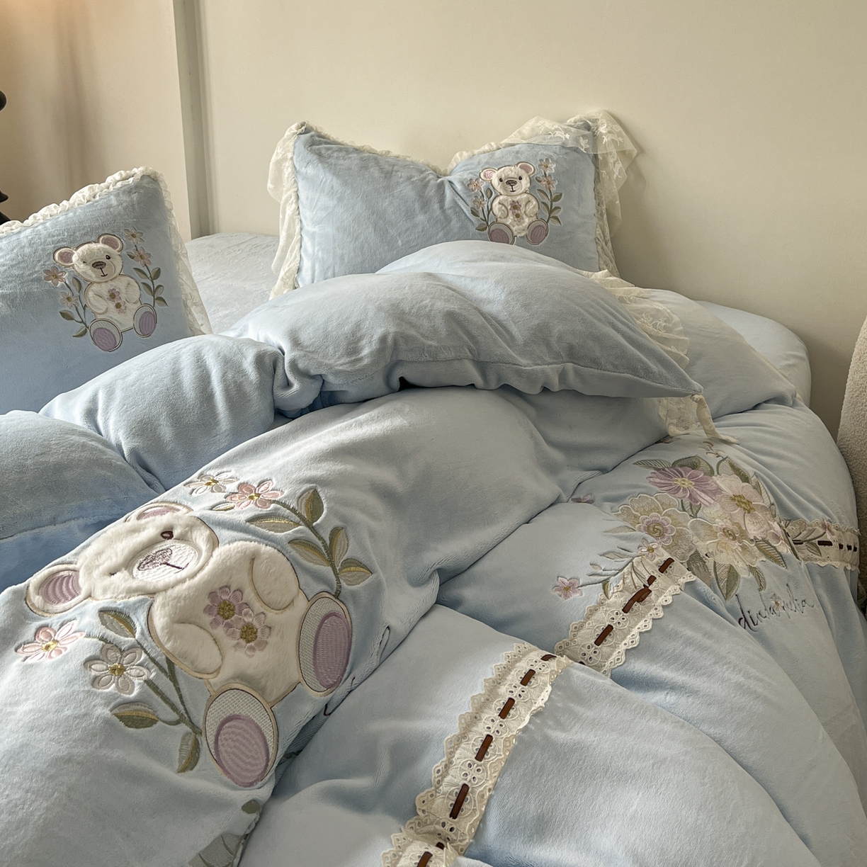 91家纺网 家纺一手货源 找家纺 （总）新印象 2025新款全消光牛奶绒绣花活性印染四件套花梦小熊