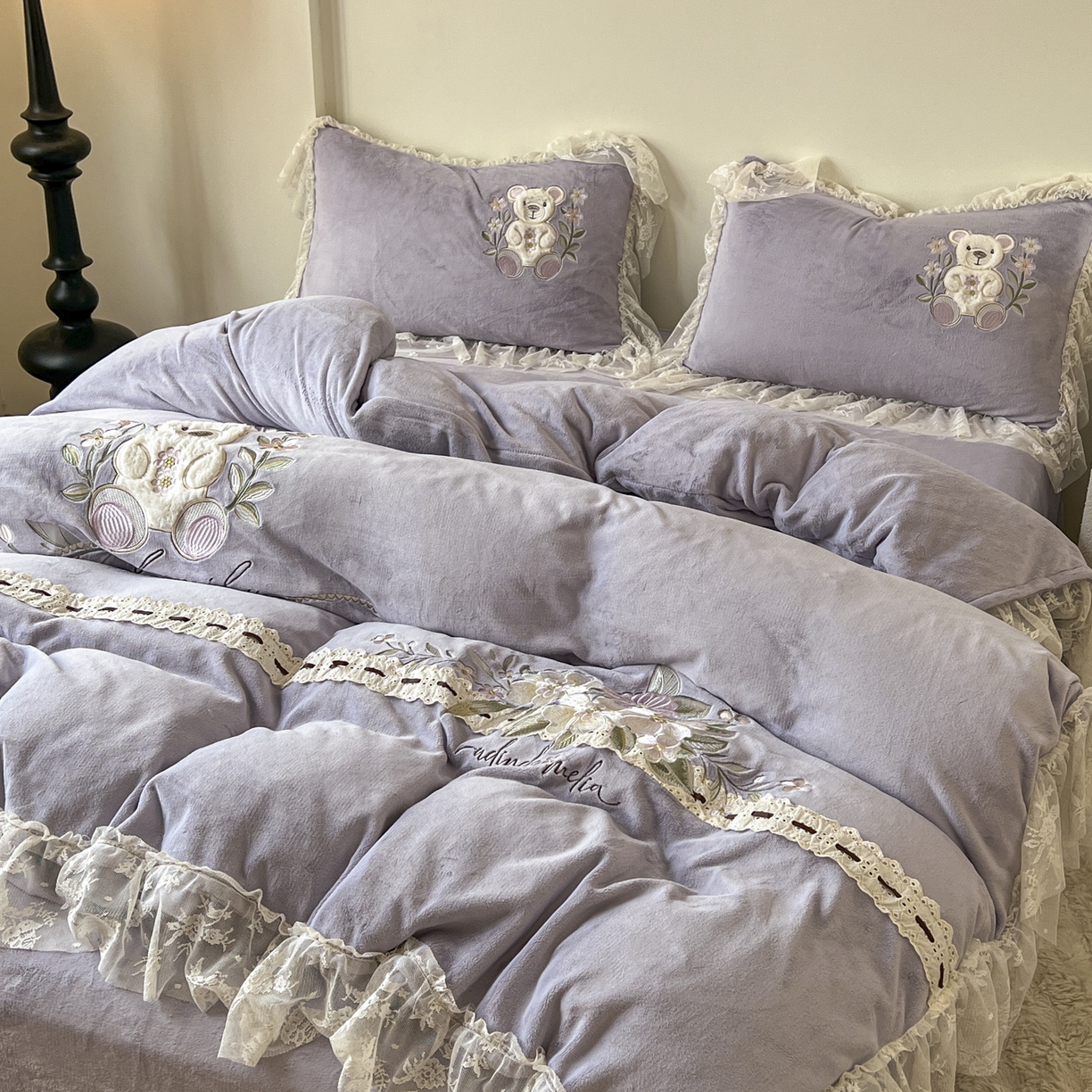 91家纺网 家纺一手货源 找家纺 （总）新印象 2025新款全消光牛奶绒绣花活性印染四件套花梦小熊