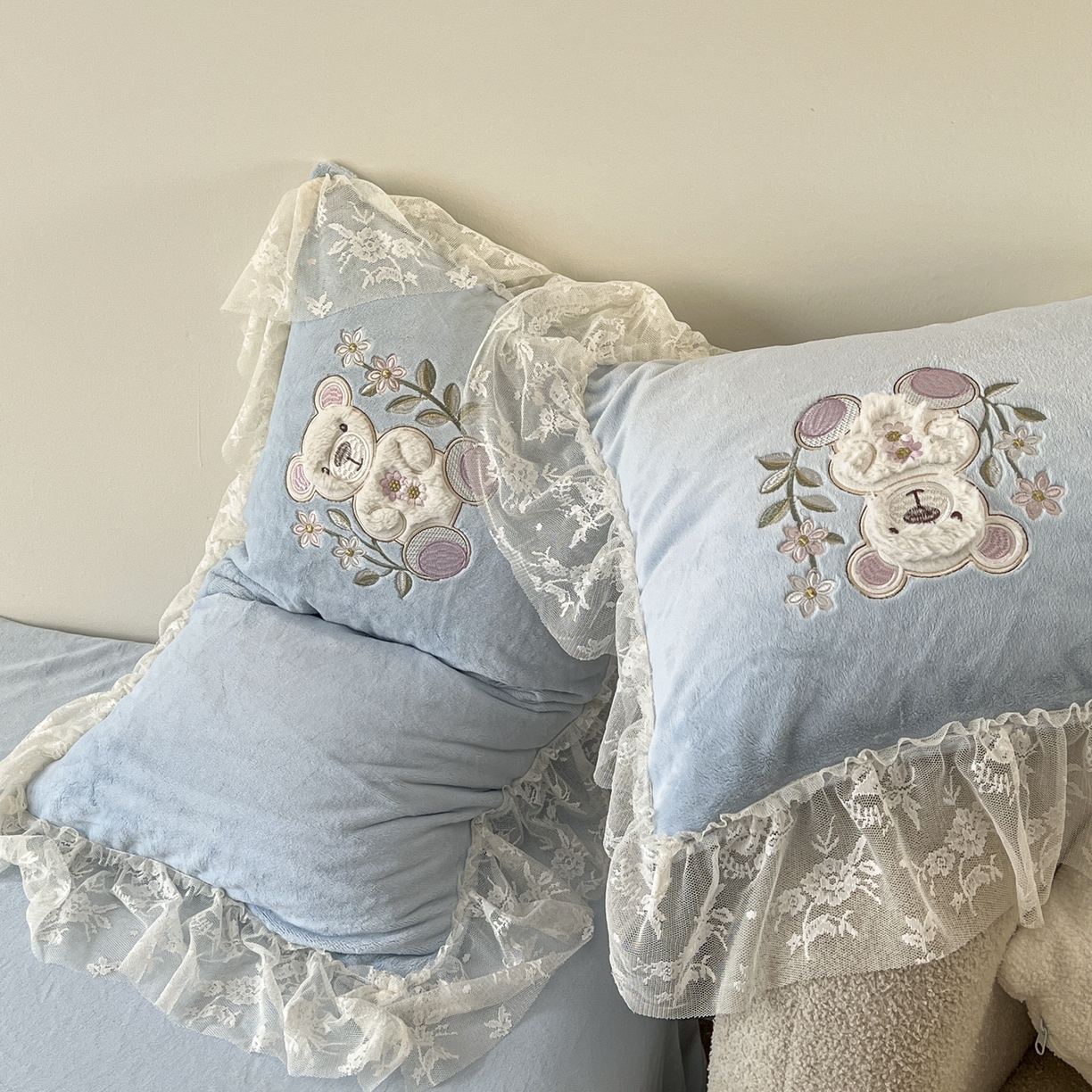 91家纺网 家纺一手货源 找家纺 新印象 2025新款全消光牛奶绒绣花活性印染四件套花梦小熊 花梦小熊-清新蓝