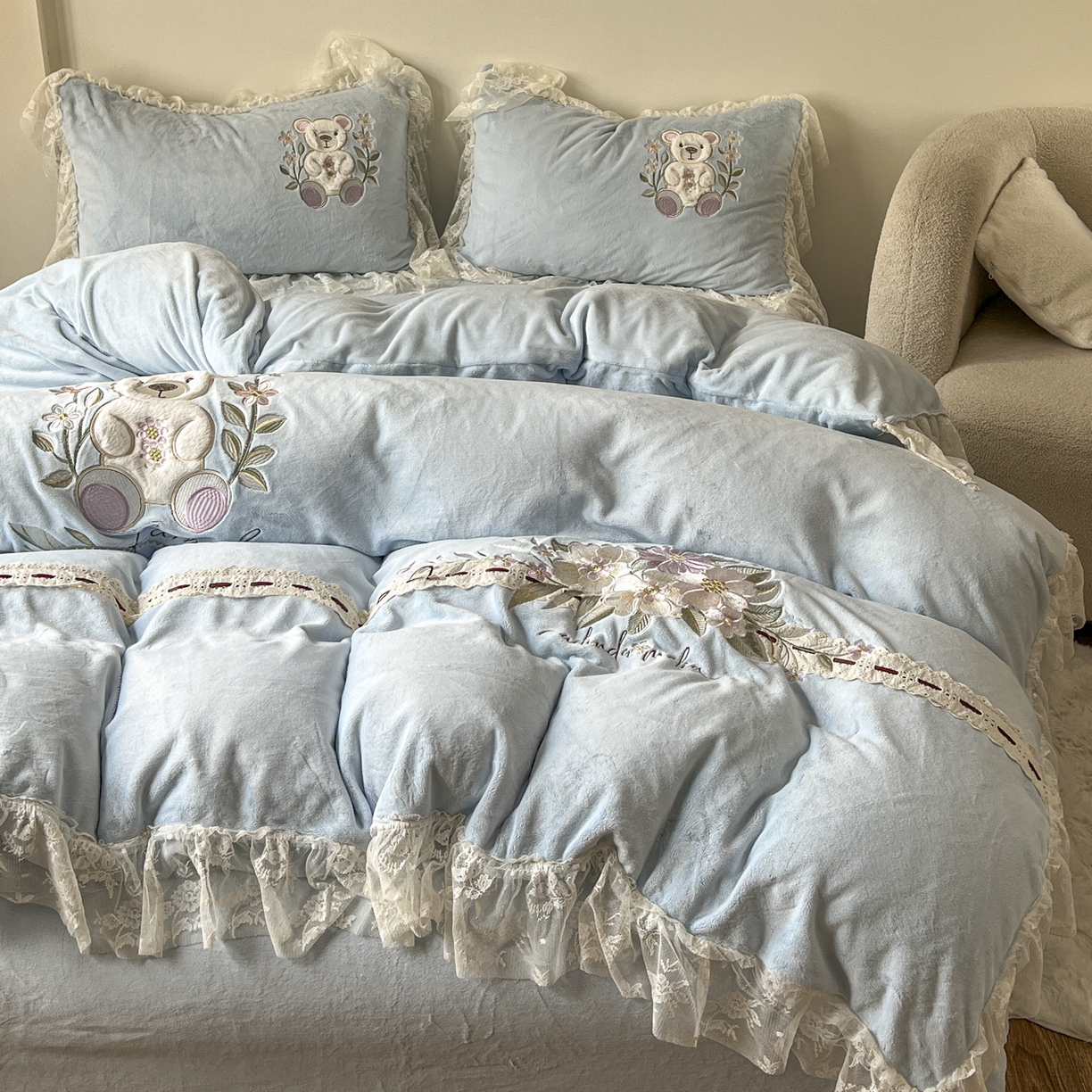 91家纺网 家纺一手货源 找家纺 新印象 2025新款全消光牛奶绒绣花活性印染四件套花梦小熊 花梦小熊-清新蓝