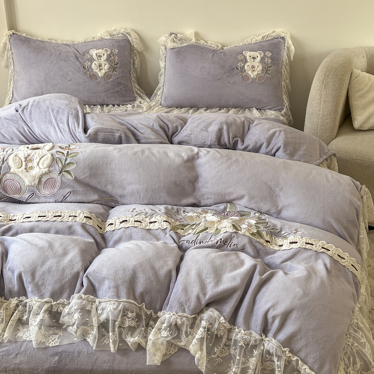 91家纺网 家纺一手货源 找家纺 新印象 2025新款全消光牛奶绒绣花活性印染四件套花梦小熊 花梦小熊-香芋紫