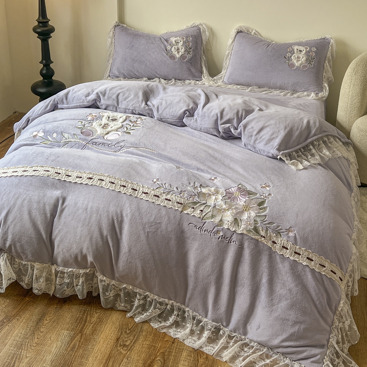 91家纺网 家纺一手货源 找家纺 新印象 2025新款全消光牛奶绒绣花活性印染四件套花梦小熊 花梦小熊-香芋紫