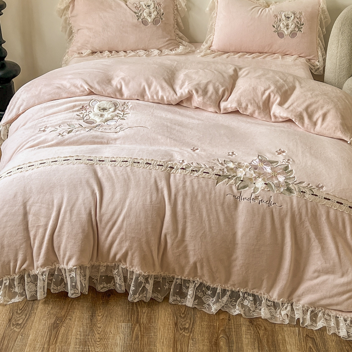 91家纺网 家纺一手货源 找家纺 新印象 2025新款全消光牛奶绒绣花活性印染四件套花梦小熊 花梦小熊-少女粉