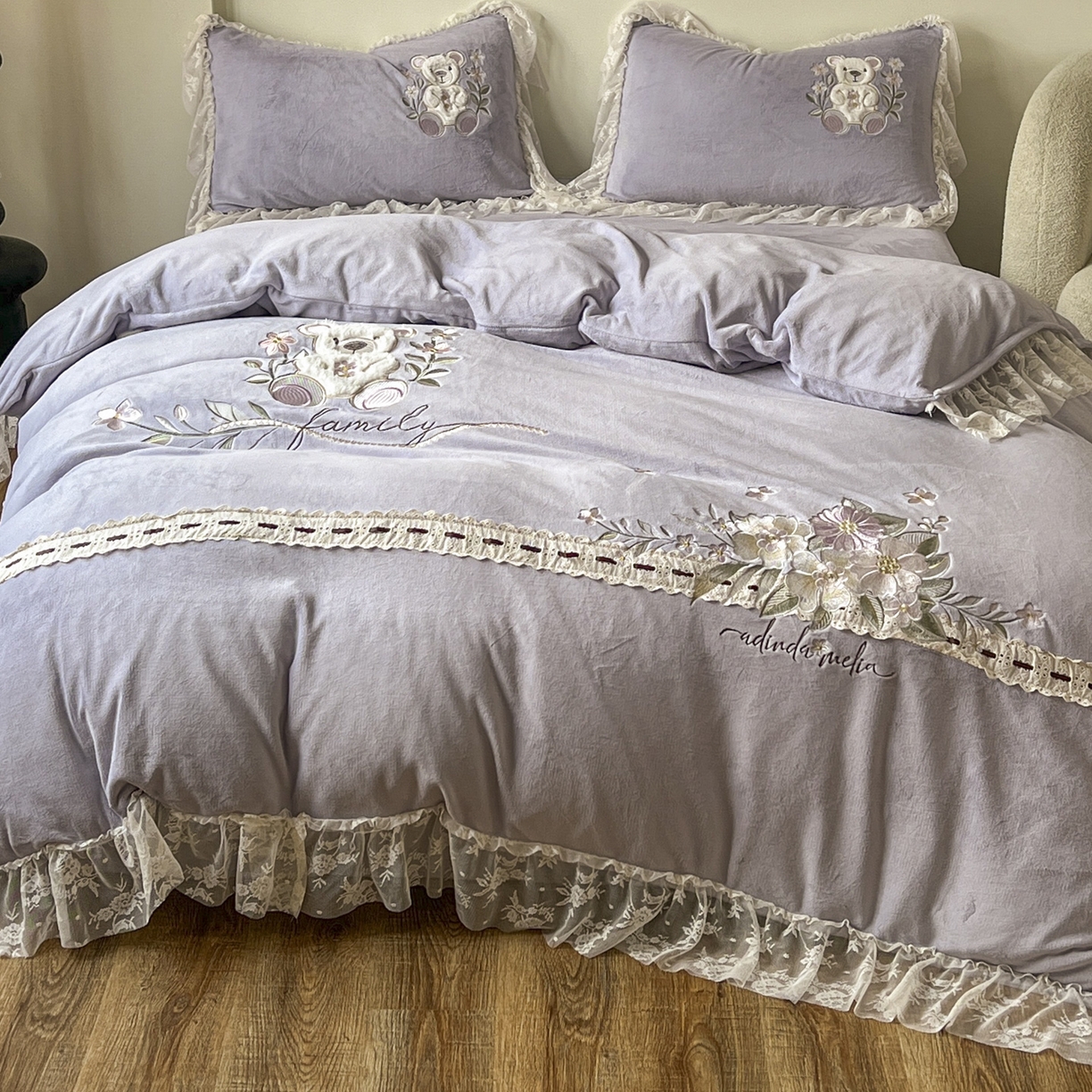 91家纺网 家纺一手货源 找家纺 新印象 2025新款全消光牛奶绒绣花活性印染四件套花梦小熊 花梦小熊-香芋紫