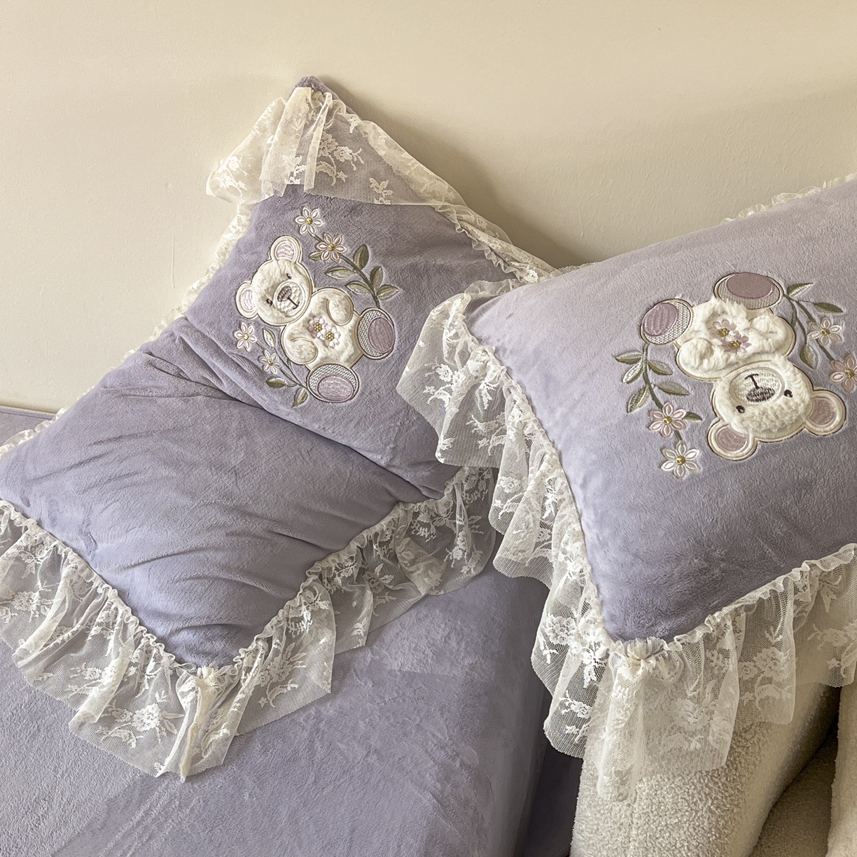 91家纺网 家纺一手货源 找家纺 新印象 2025新款全消光牛奶绒绣花活性印染四件套花梦小熊 花梦小熊-香芋紫