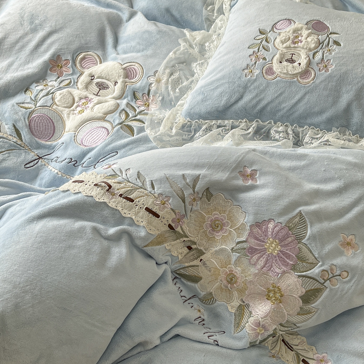 91家纺网 家纺一手货源 找家纺 新印象 2025新款全消光牛奶绒绣花活性印染四件套花梦小熊 花梦小熊-清新蓝