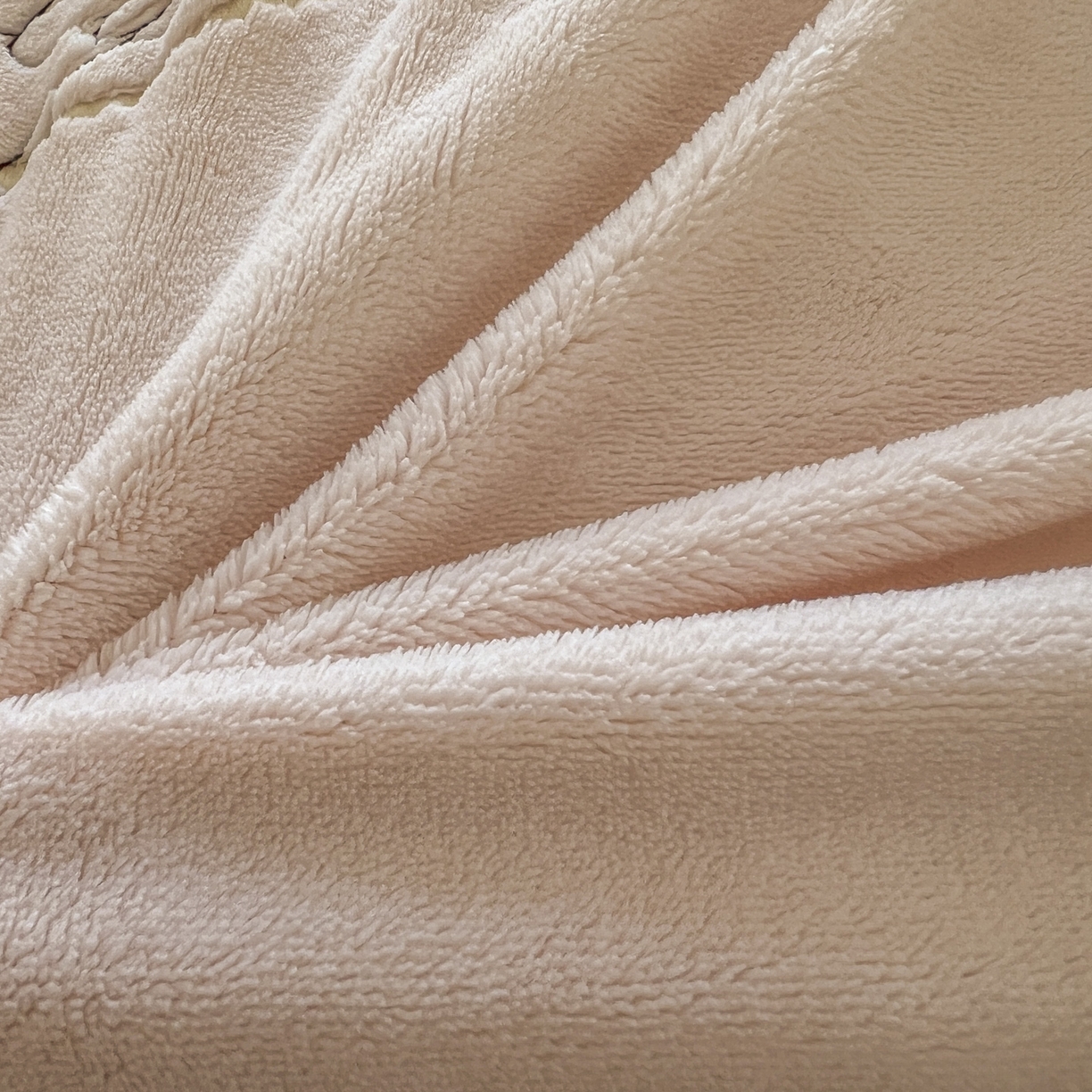 91家纺网 家纺一手货源 找家纺 新印象 2025新款全消光牛奶绒绣花活性印染四件套花梦小熊 花梦小熊-少女粉