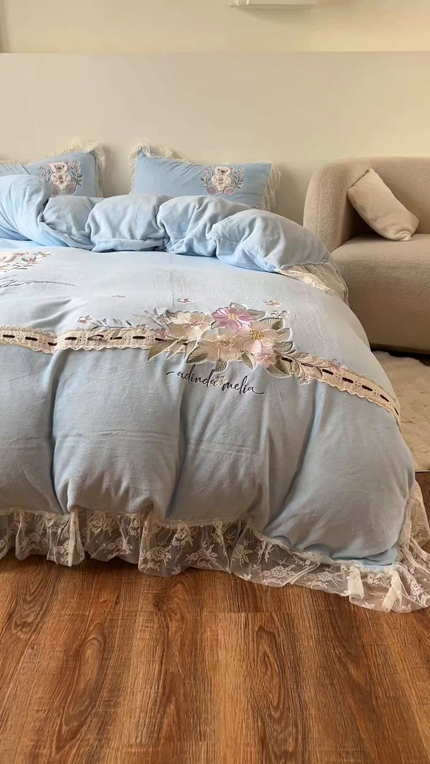 91家纺网 家纺一手货源 找家纺 新印象 2025新款全消光牛奶绒绣花活性印染四件套花梦小熊 花梦小熊-清新蓝