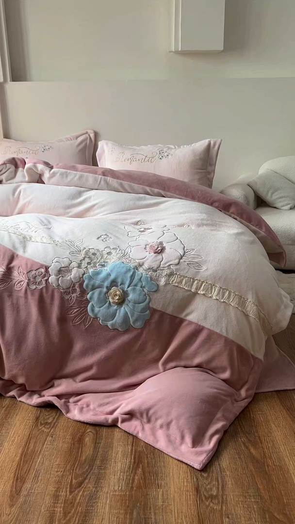 91家纺网 家纺一手货源 找家纺 新印象 2025新款全消光牛奶绒绣花活性印染四件套花梦小熊 花梦小熊-少女粉