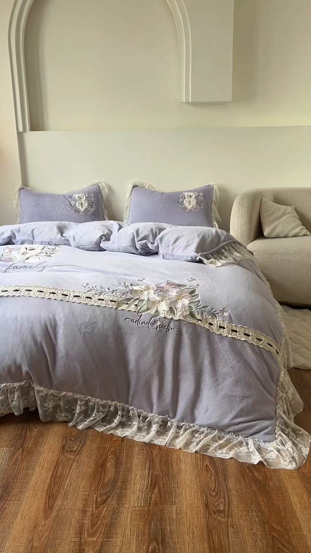 91家纺网 家纺一手货源 找家纺 新印象 2025新款全消光牛奶绒绣花活性印染四件套花梦小熊 花梦小熊-香芋紫