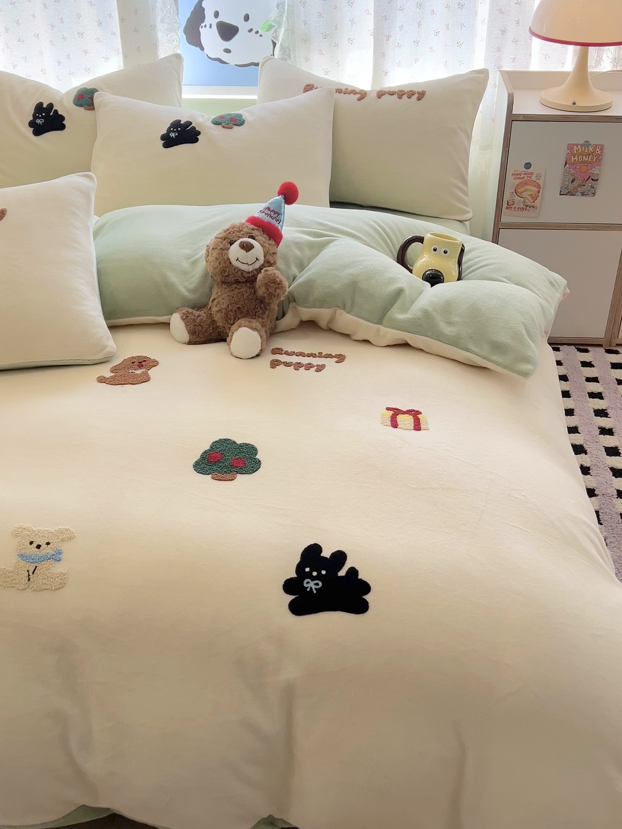 91家纺网 家纺一手货源 找家纺 寐居家纺 2025新款纯色毛巾绣牛奶绒四件套 萌物栖梦