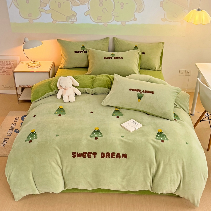 91家纺网 家纺一手货源 找家纺 寐居家纺 2025新款纯色毛巾绣牛奶绒四件套 圣诞树-绿