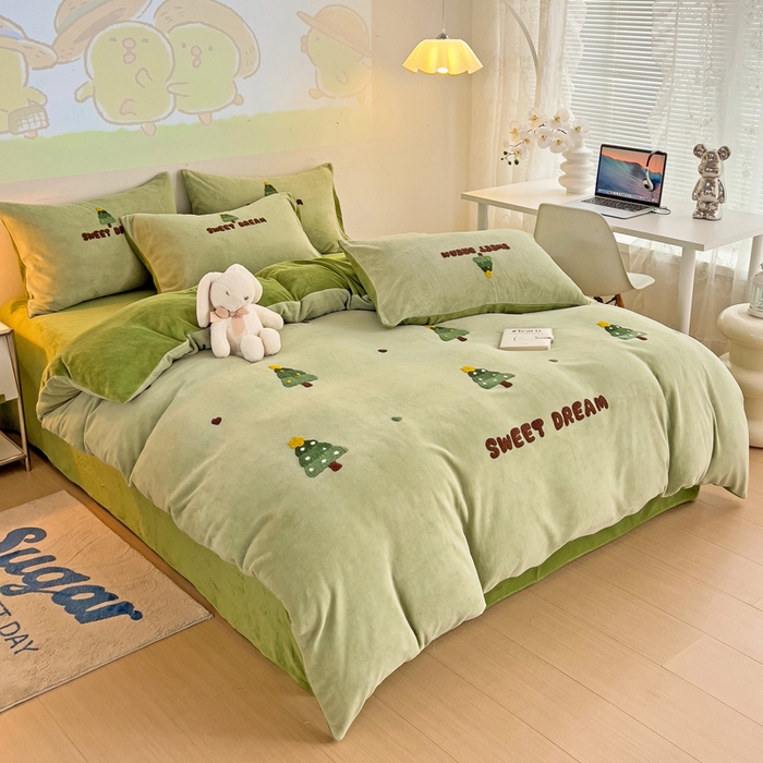 91家纺网 家纺一手货源 找家纺 寐居家纺 2025新款纯色毛巾绣牛奶绒四件套 圣诞树-绿