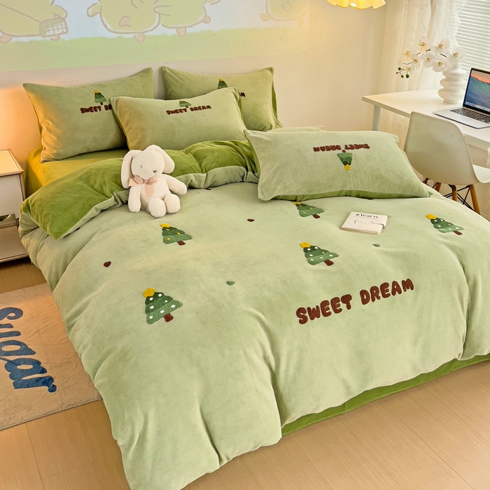 91家纺网 家纺一手货源 找家纺 寐居家纺 2025新款纯色毛巾绣牛奶绒四件套 圣诞树-绿