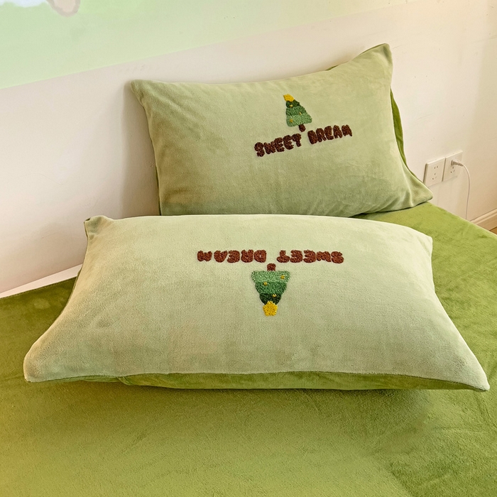 91家纺网 家纺一手货源 找家纺 寐居家纺 2025新款纯色毛巾绣牛奶绒四件套 圣诞树-绿