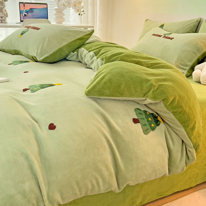 91家纺网 家纺一手货源 找家纺 寐居家纺 2025新款纯色毛巾绣牛奶绒四件套 圣诞树-绿