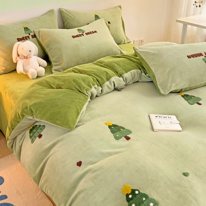 91家纺网 家纺一手货源 找家纺 寐居家纺 2025新款纯色毛巾绣牛奶绒四件套 圣诞树-绿