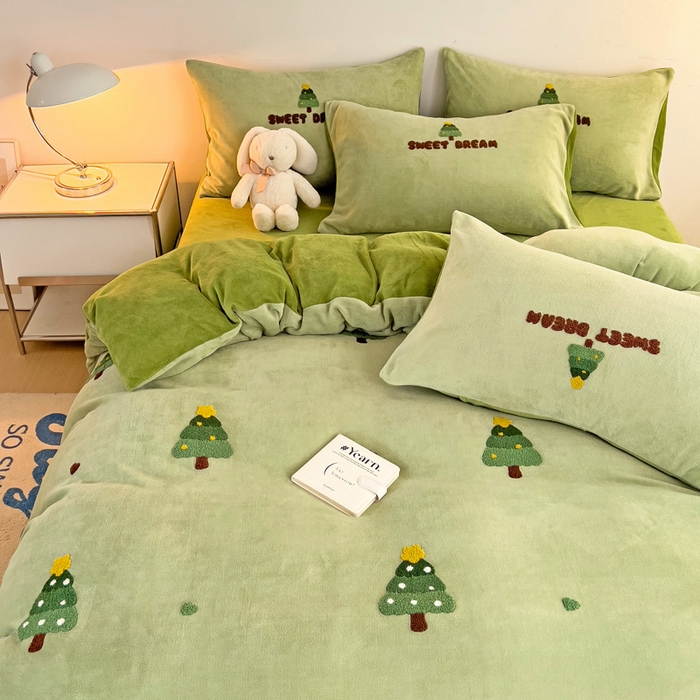91家纺网 家纺一手货源 找家纺 寐居家纺 2025新款纯色毛巾绣牛奶绒四件套 圣诞树-绿