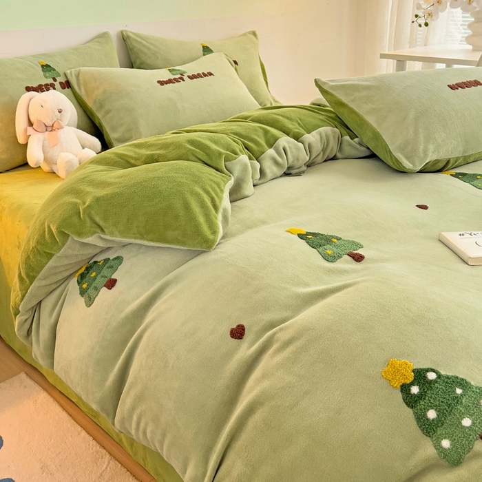 91家纺网 家纺一手货源 找家纺 寐居家纺 2025新款纯色毛巾绣牛奶绒四件套 圣诞树-绿