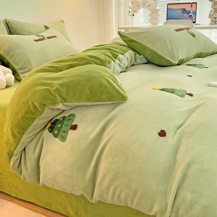 91家纺网 家纺一手货源 找家纺 寐居家纺 2025新款纯色毛巾绣牛奶绒四件套 圣诞树-绿