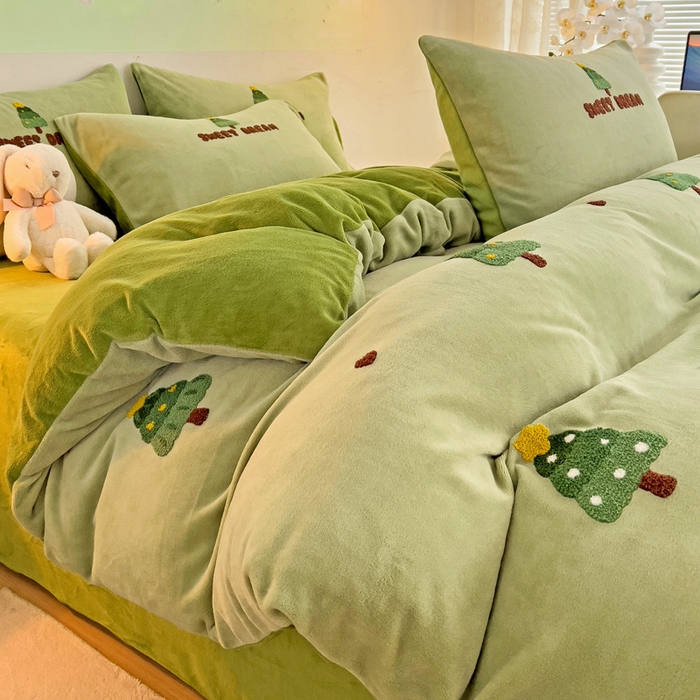 91家纺网 家纺一手货源 找家纺 寐居家纺 2025新款纯色毛巾绣牛奶绒四件套 圣诞树-绿