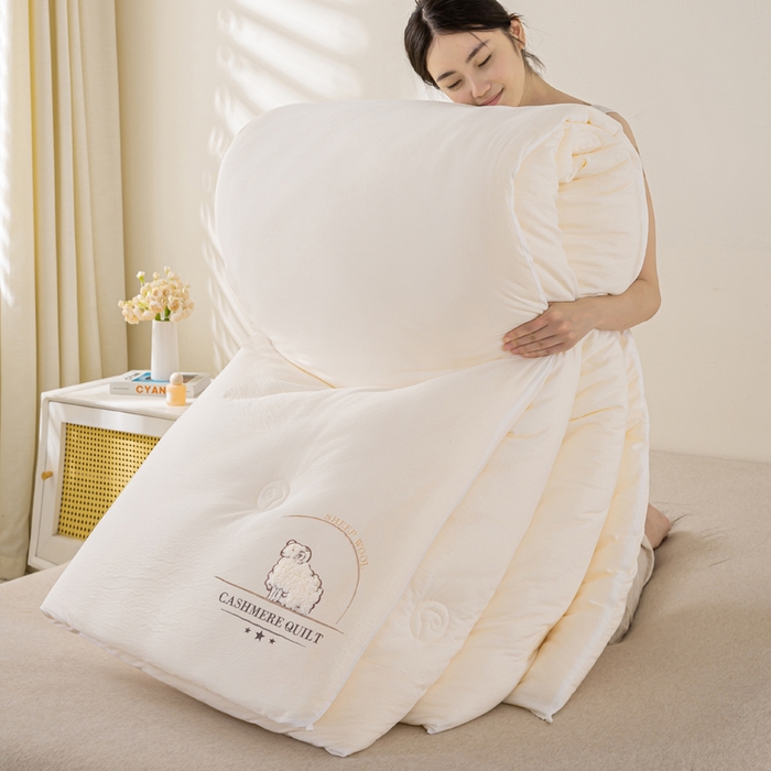 91家纺网 家纺一手货源 找家纺 宝士康家纺 2025新款冬日暖阳绣花羊毛秋冬被/冬被/跨境外贸被子被芯 绣花-奶白