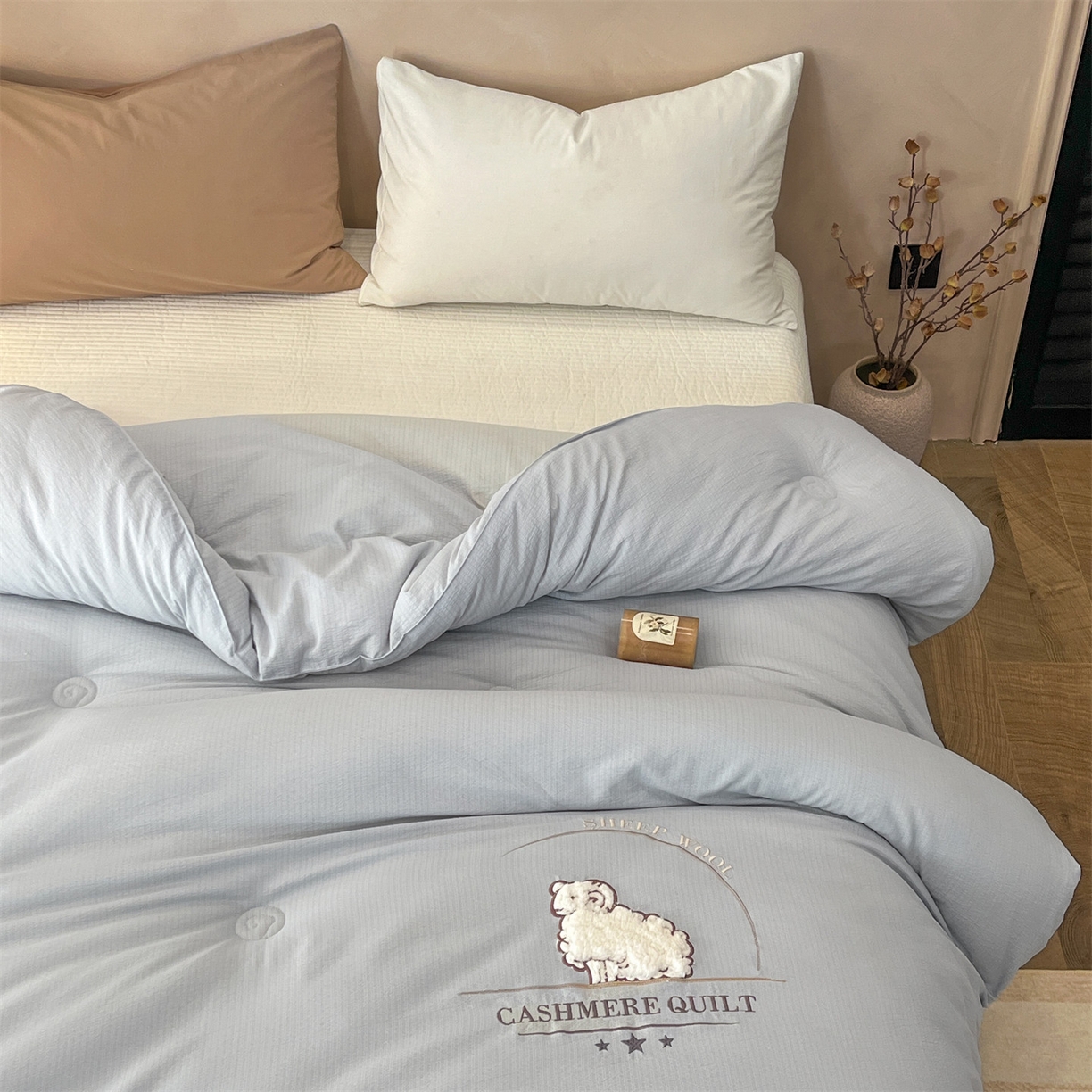 91家纺网 家纺一手货源 找家纺 宝士康家纺 2025新款冬日暖阳绣花羊毛秋冬被/冬被/跨境外贸被子被芯 绣花-浅灰