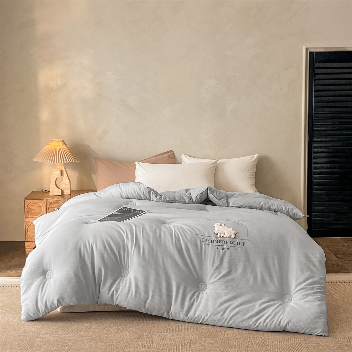 91家纺网 家纺一手货源 找家纺 宝士康家纺 2025新款冬日暖阳绣花羊毛秋冬被/冬被/跨境外贸被子被芯 绣花-浅灰