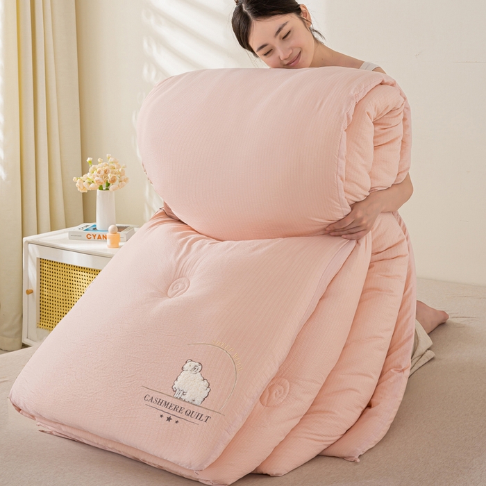 91家纺网 家纺一手货源 找家纺 宝士康家纺 2025新款冬日暖阳绣花羊毛秋冬被/冬被/跨境外贸被子被芯 绣花-粉