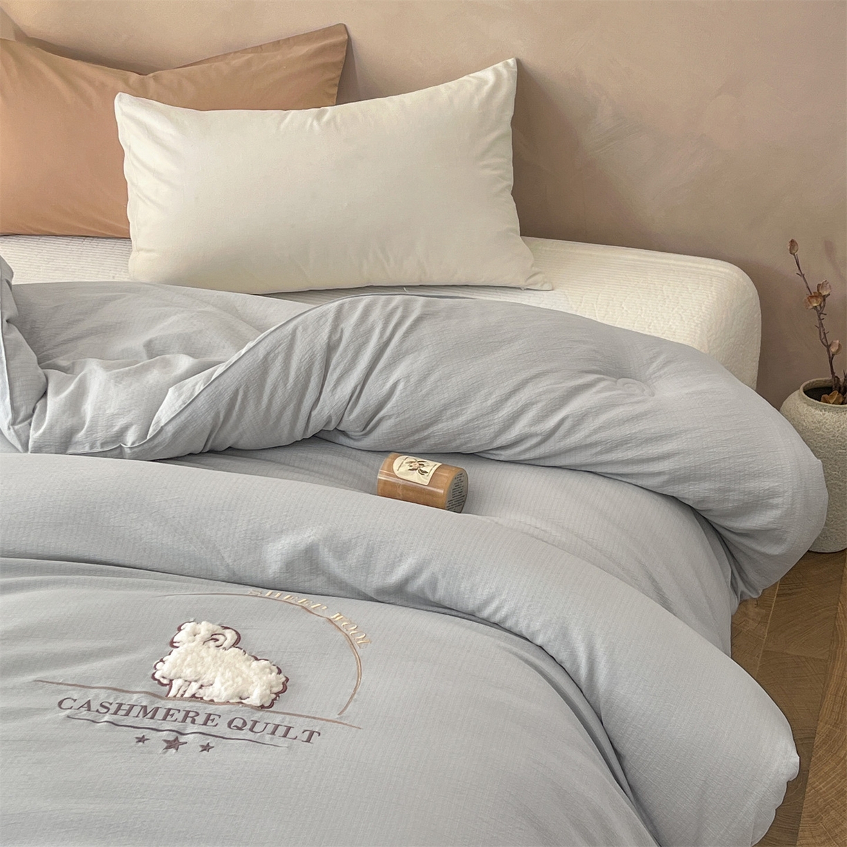 91家纺网 家纺一手货源 找家纺 宝士康家纺 2025新款冬日暖阳绣花羊毛秋冬被/冬被/跨境外贸被子被芯 绣花-浅灰