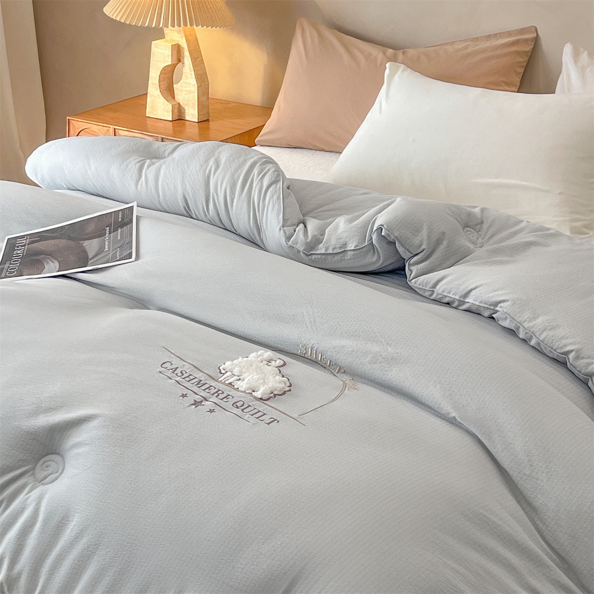 91家纺网 家纺一手货源 找家纺 宝士康家纺 2025新款冬日暖阳绣花羊毛秋冬被/冬被/跨境外贸被子被芯 绣花-浅灰