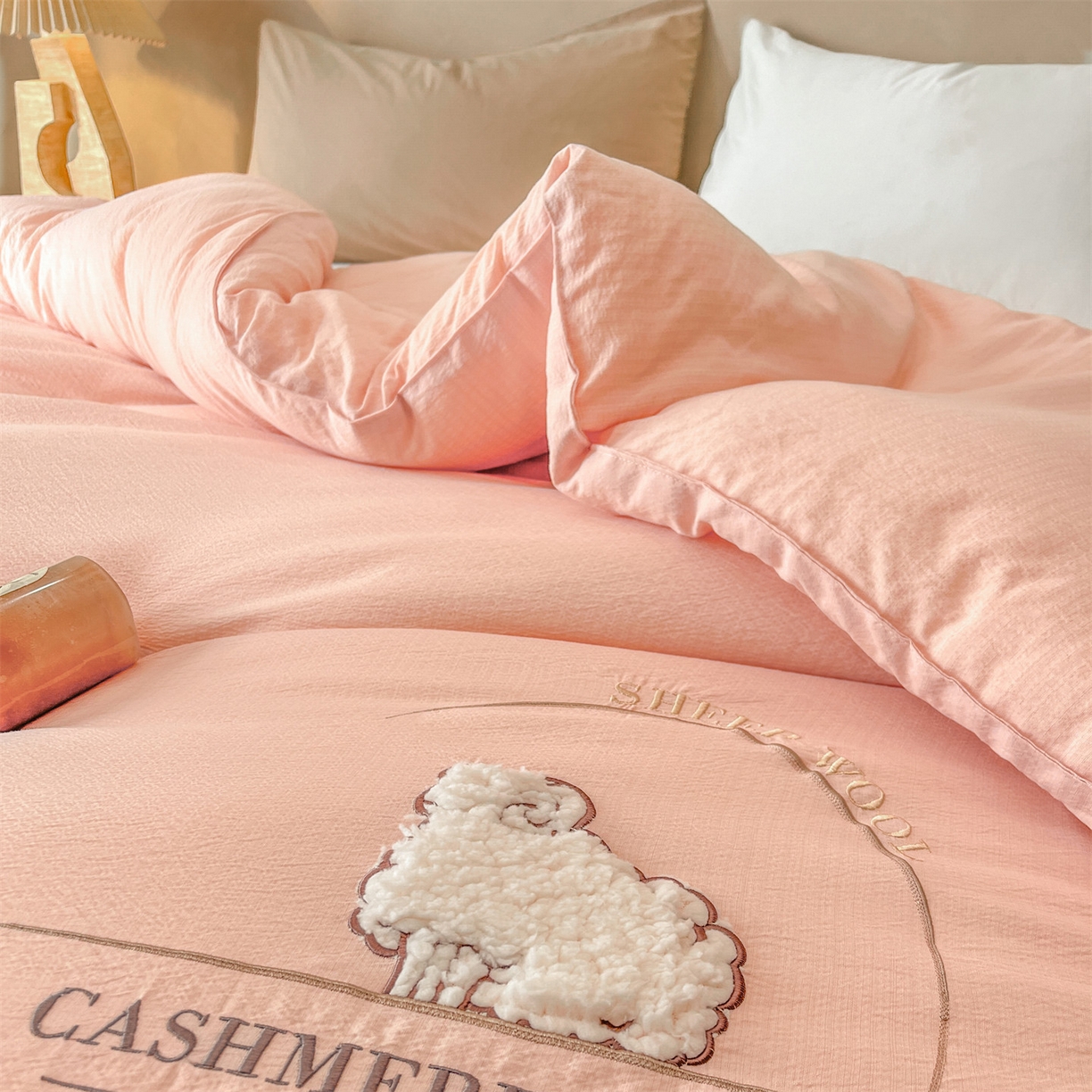 91家纺网 家纺一手货源 找家纺 宝士康家纺 2025新款冬日暖阳绣花羊毛秋冬被/冬被/跨境外贸被子被芯 绣花-粉