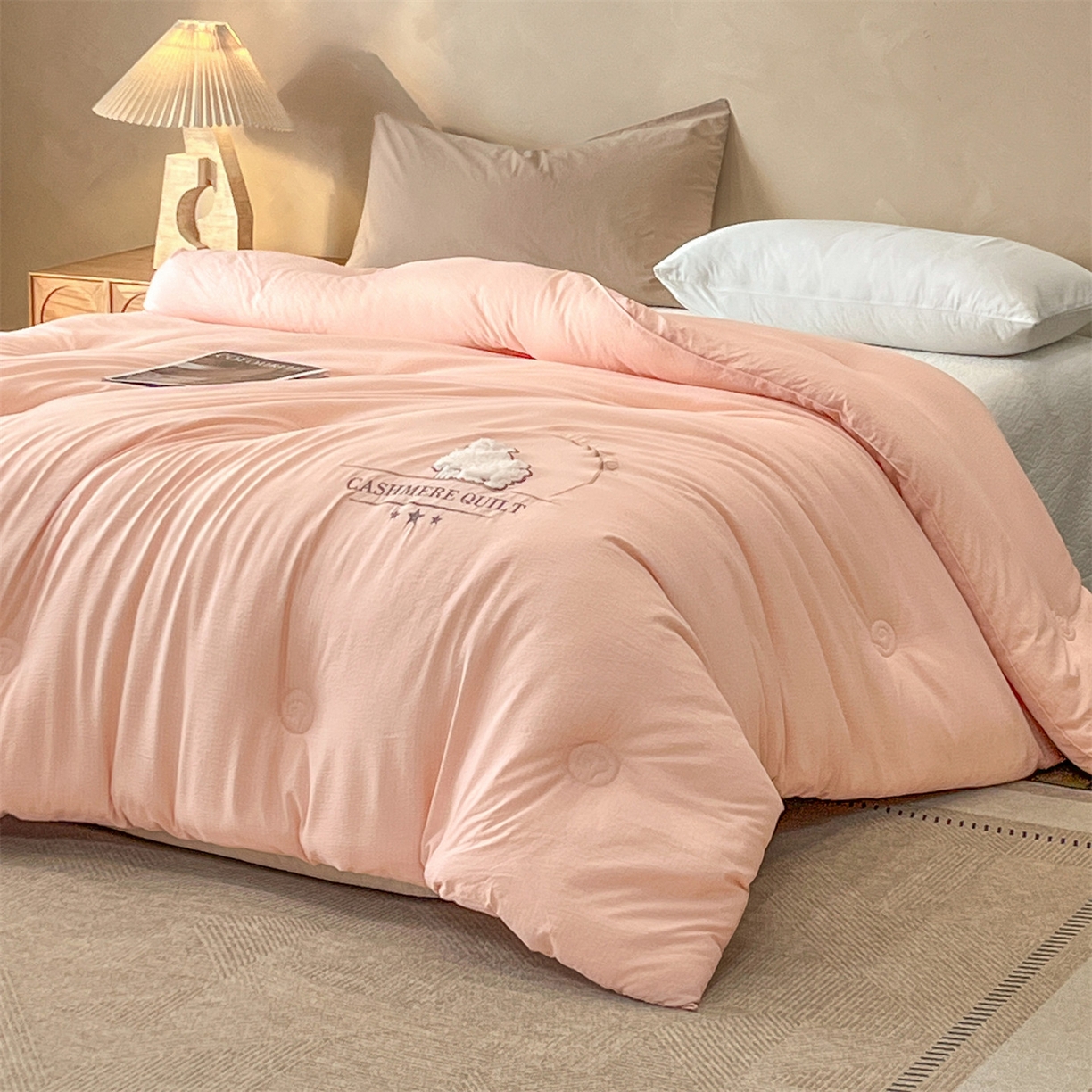 91家纺网 家纺一手货源 找家纺 宝士康家纺 2025新款冬日暖阳绣花羊毛秋冬被/冬被/跨境外贸被子被芯 绣花-粉