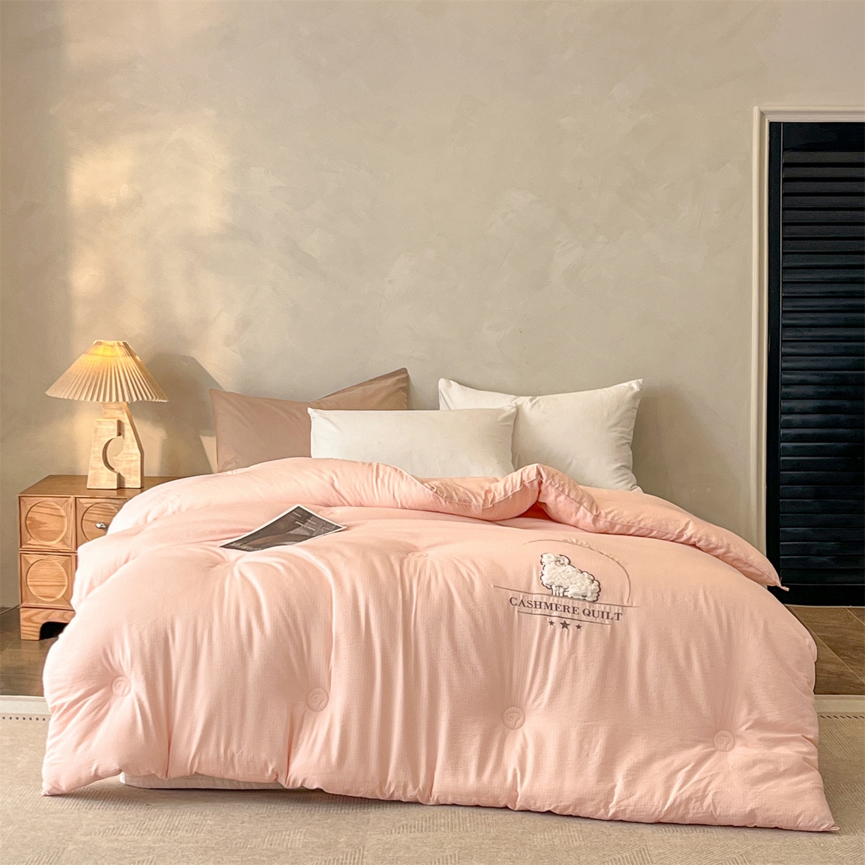 91家纺网 家纺一手货源 找家纺 宝士康家纺 2025新款冬日暖阳绣花羊毛秋冬被/冬被/跨境外贸被子被芯 绣花-粉