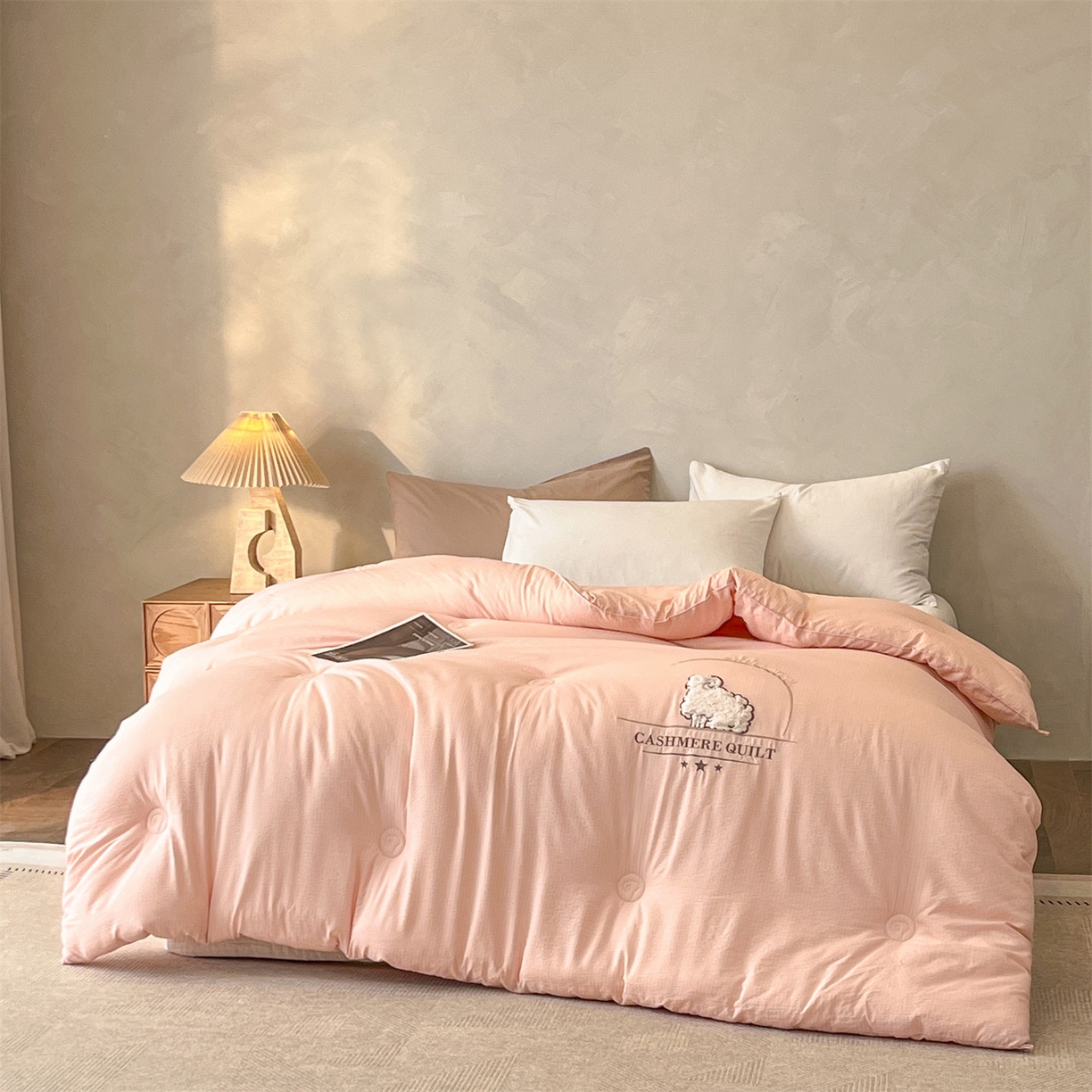 91家纺网 家纺一手货源 找家纺 宝士康家纺 2025新款冬日暖阳绣花羊毛秋冬被/冬被/跨境外贸被子被芯 绣花-粉